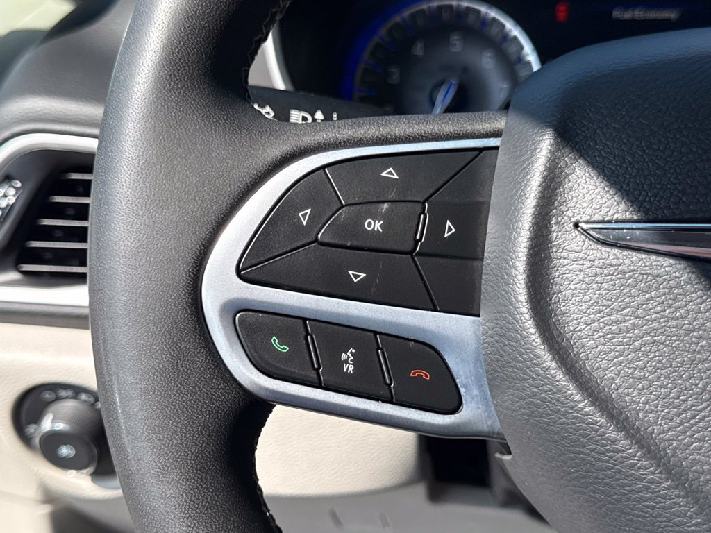 Used 2024 Chrysler Pacifica Touring-L FWD image 27