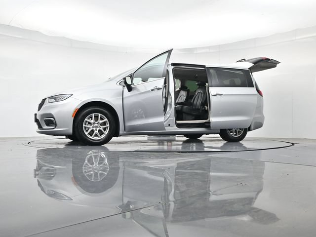 Used 2024 Chrysler Pacifica Touring-L FWD image 58