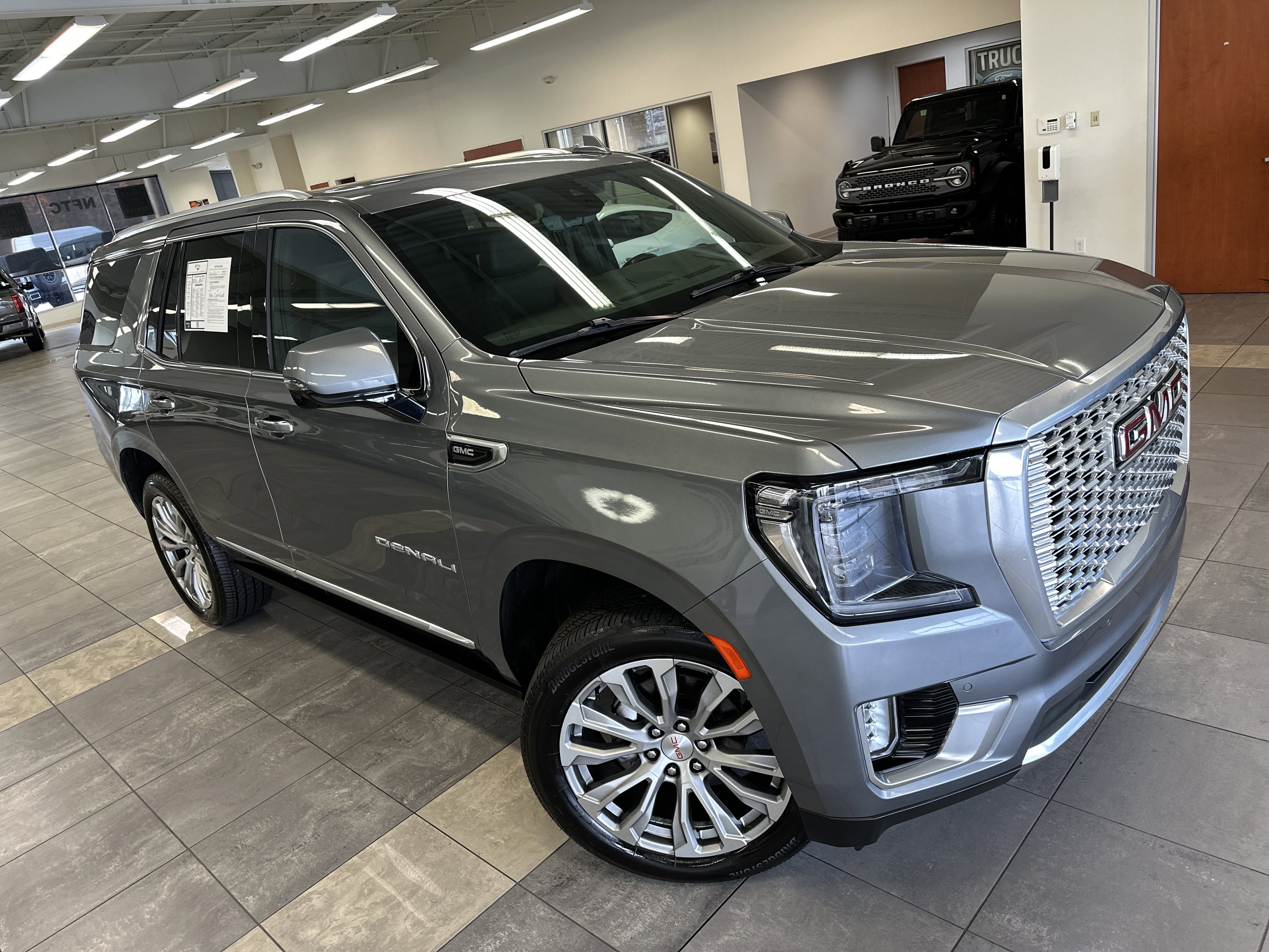 Used 2021 GMC Yukon Denali w/ Denali Premium Package image 14