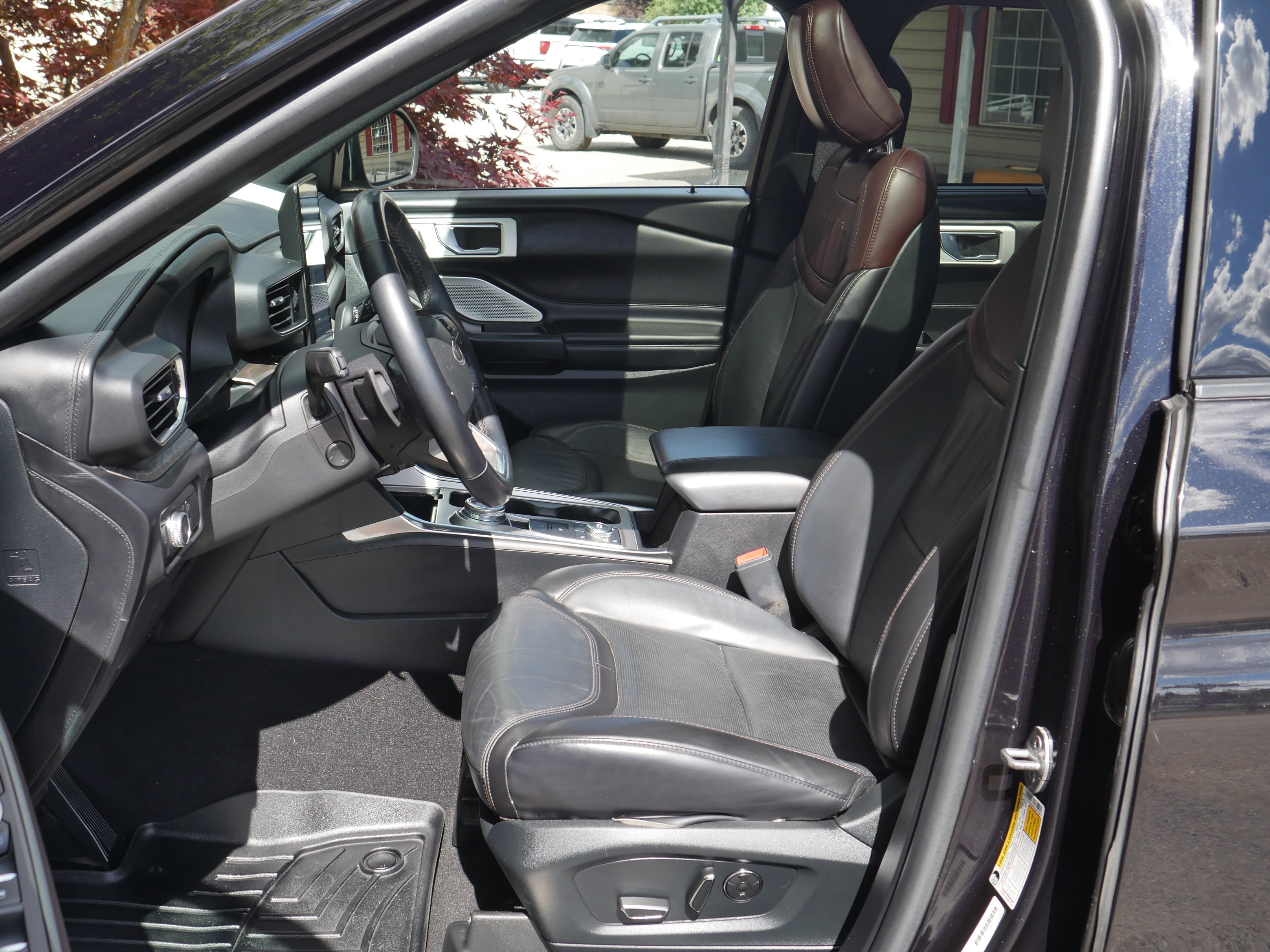 Certified 2020 Ford Explorer Platinum w/ Premium Technology Package AWD/4WD image 3