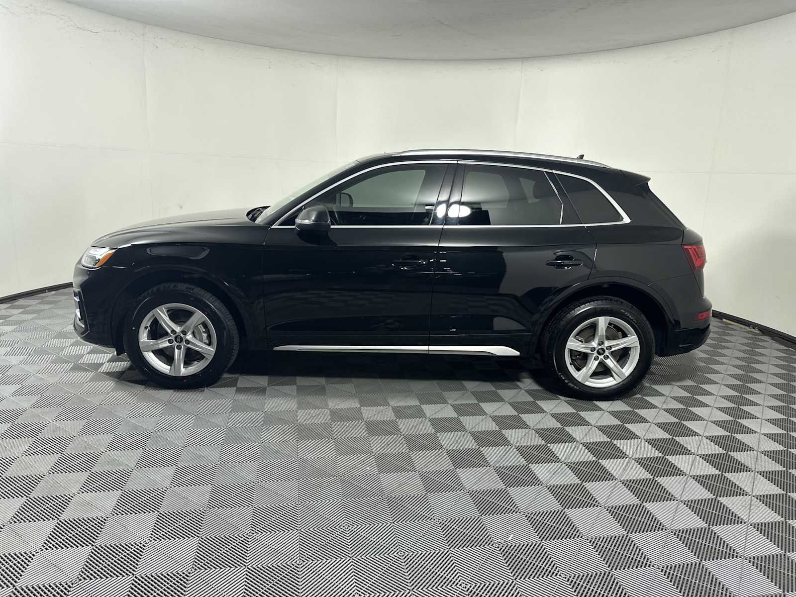 Used 2023 Audi Q5 2.0T Premium w/ Convenience Package image 2