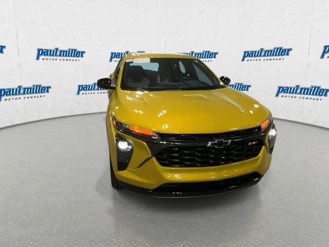 Used 2024 Chevrolet Trax RS w/ Sunroof Package FWD image 3