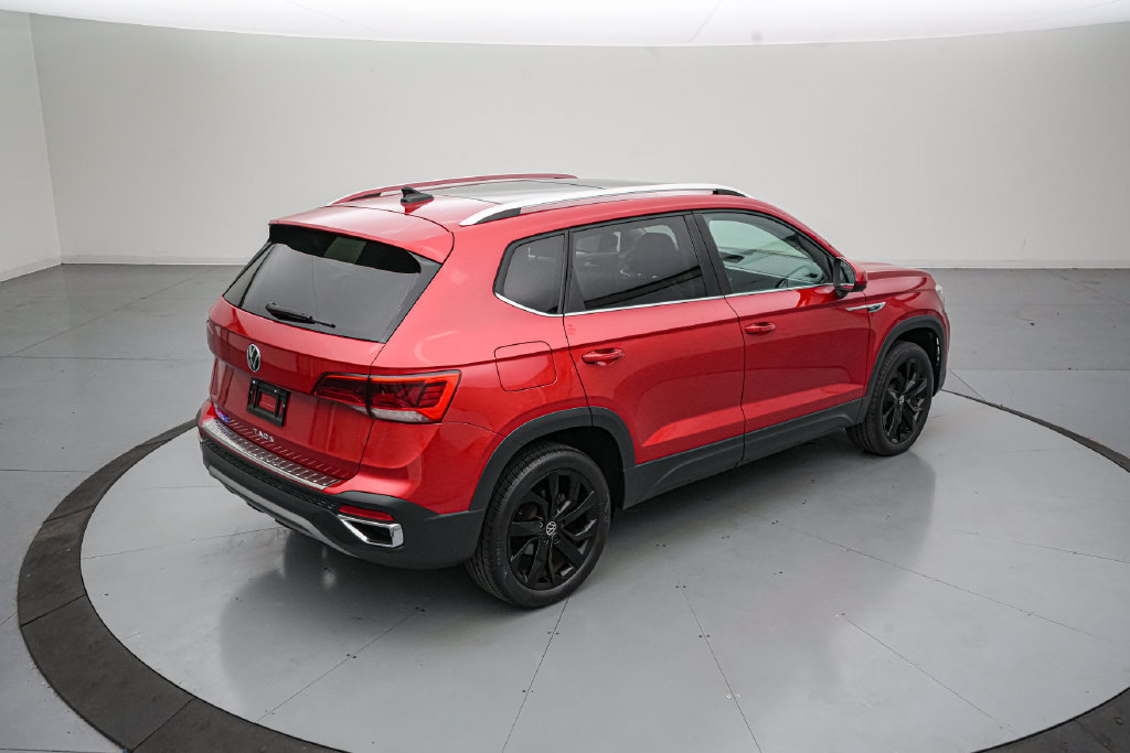 Used 2023 Volkswagen Taos SE w/ Panoramic Sunroof Package FWD image 4