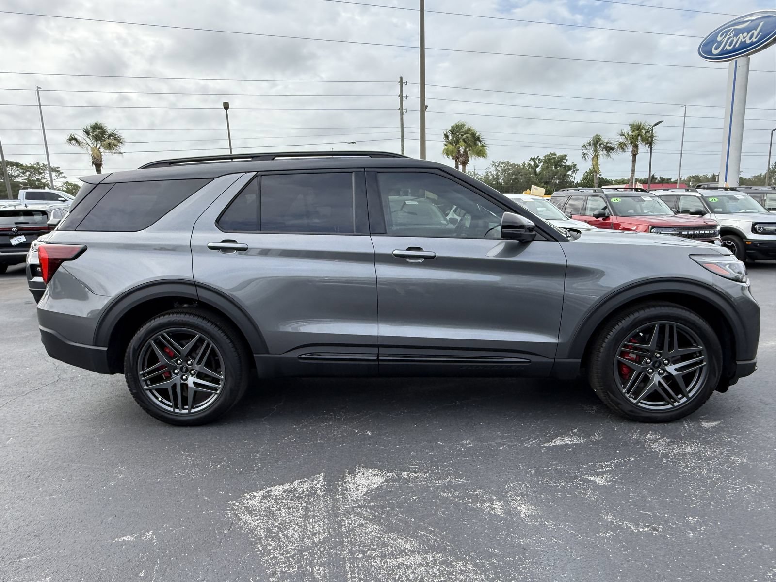 Certified 2025 Ford Explorer ST AWD/4WD image 3