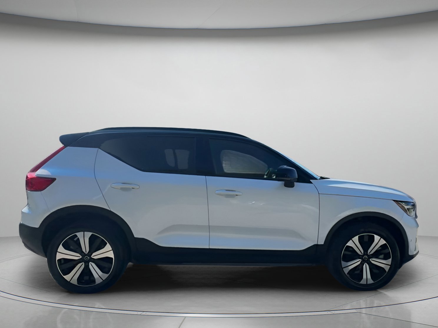 Used 2023 Volvo XC40 Recharge Plus image 25