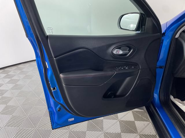 Used 2019 Jeep Cherokee Trailhawk w/ Cold Weather Group AWD/4WD image 17