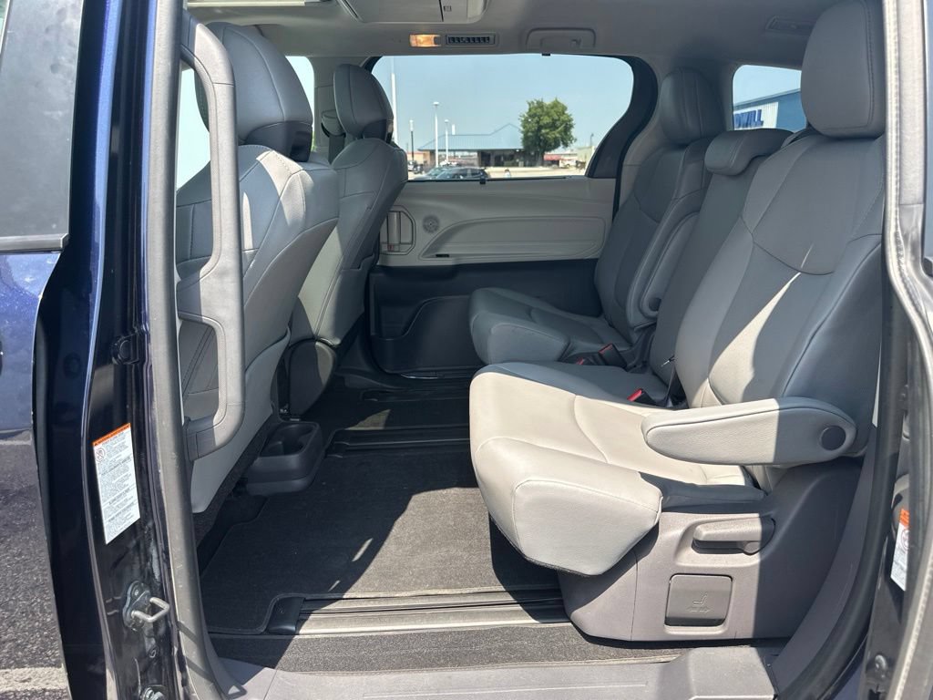 Used 2021 Toyota Sienna XLE w/ XLE Plus Package FWD image 17