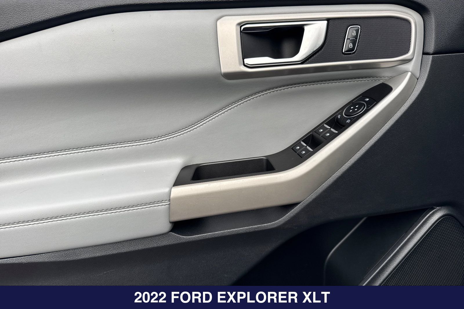 Certified 2022 Ford Explorer XLT w/ Equipment Group 202A RWD image 12