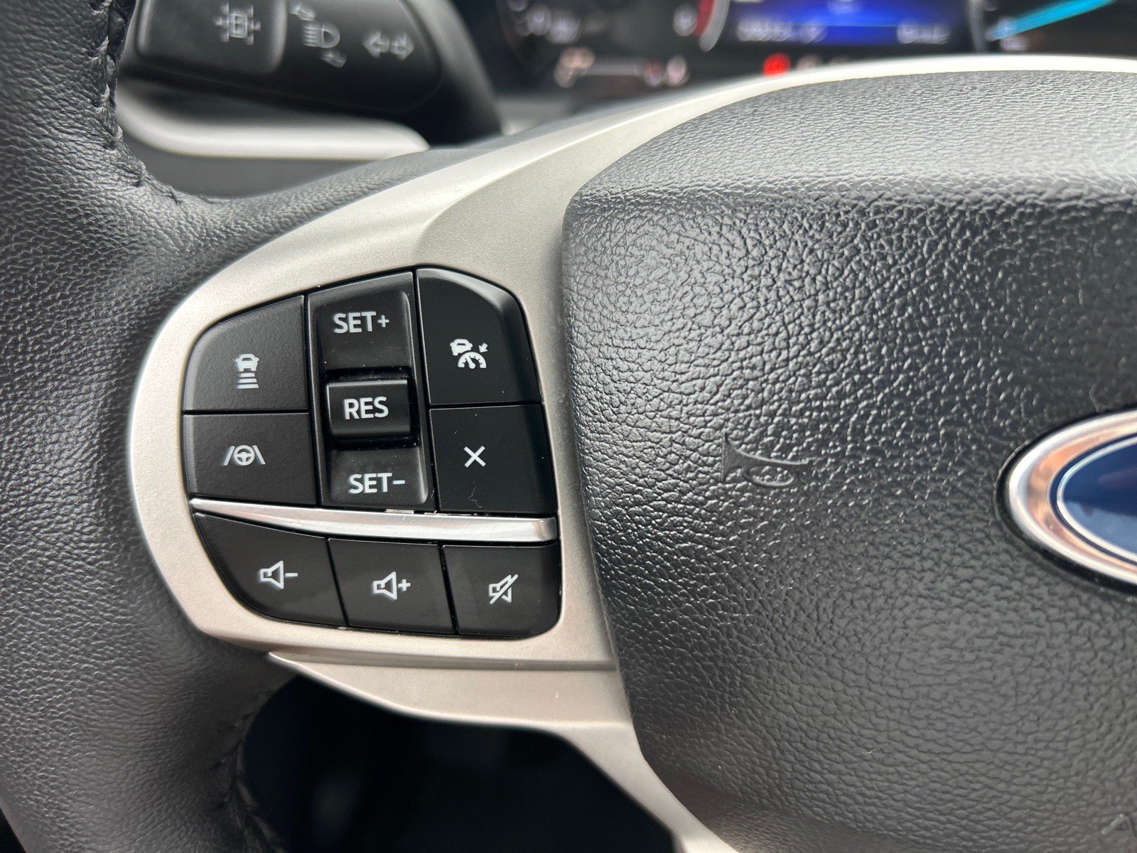 Certified 2024 Ford Explorer XLT w/ Equipment Group 202A AWD/4WD image 27
