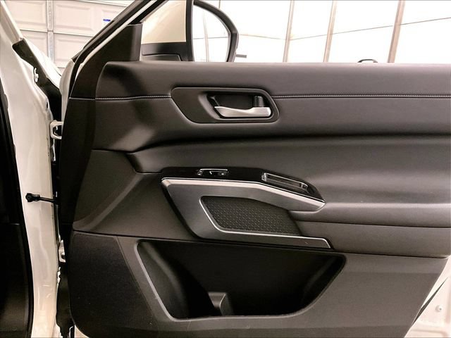 Used 2023 Nissan Pathfinder SL w/ Black Appearance Package AWD/4WD image 23