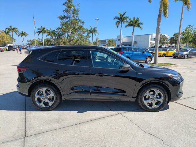 Certified 2023 Ford Escape ST-Line AWD/4WD image 5