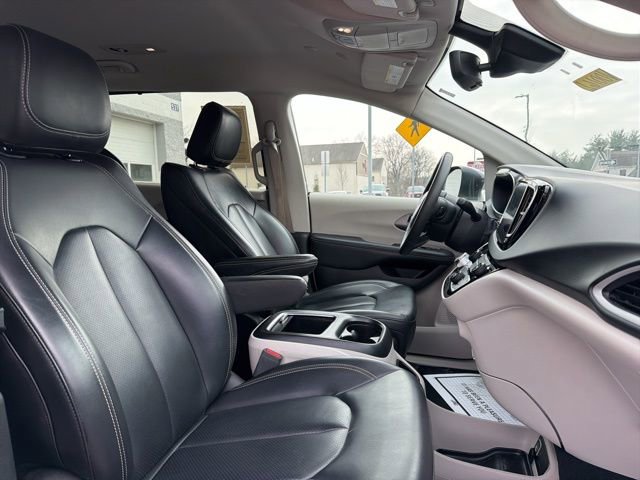Used 2023 Chrysler Pacifica Touring-L FWD image 41