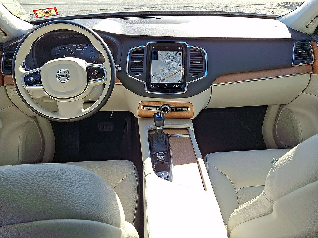 Used 2022 Volvo XC90 T6 Momentum w/ Climate Package AWD/4WD image 10