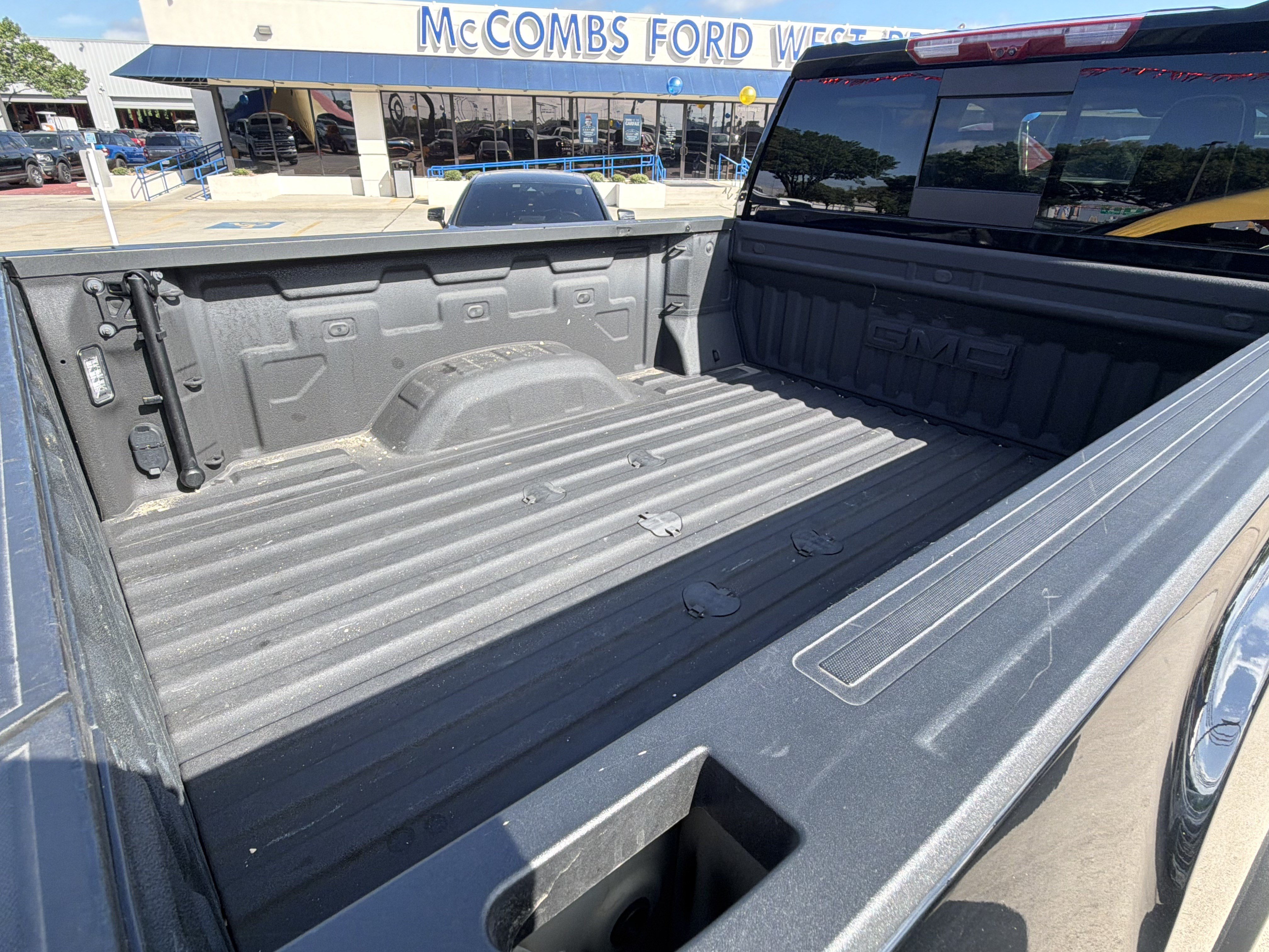 Used 2025 GMC Sierra 2500 AT4X AWD/4WD image 8