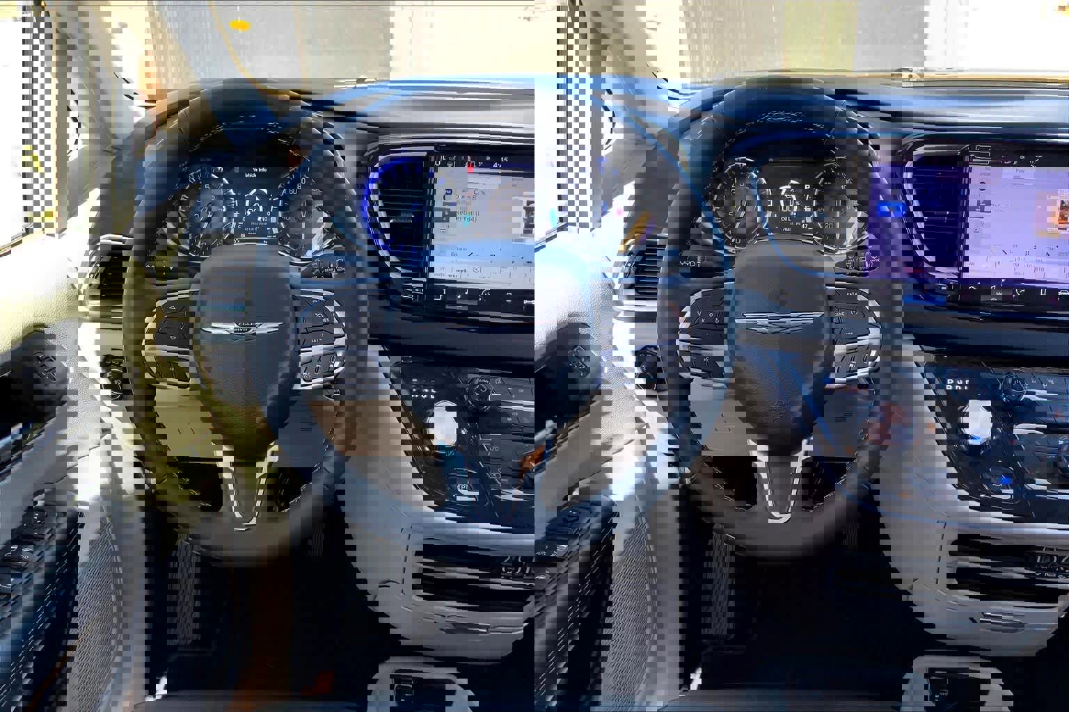 Used 2024 Chrysler Pacifica Touring-L image 8