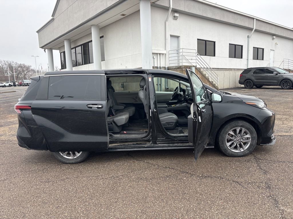 Used 2022 Toyota Sienna XLE image 8