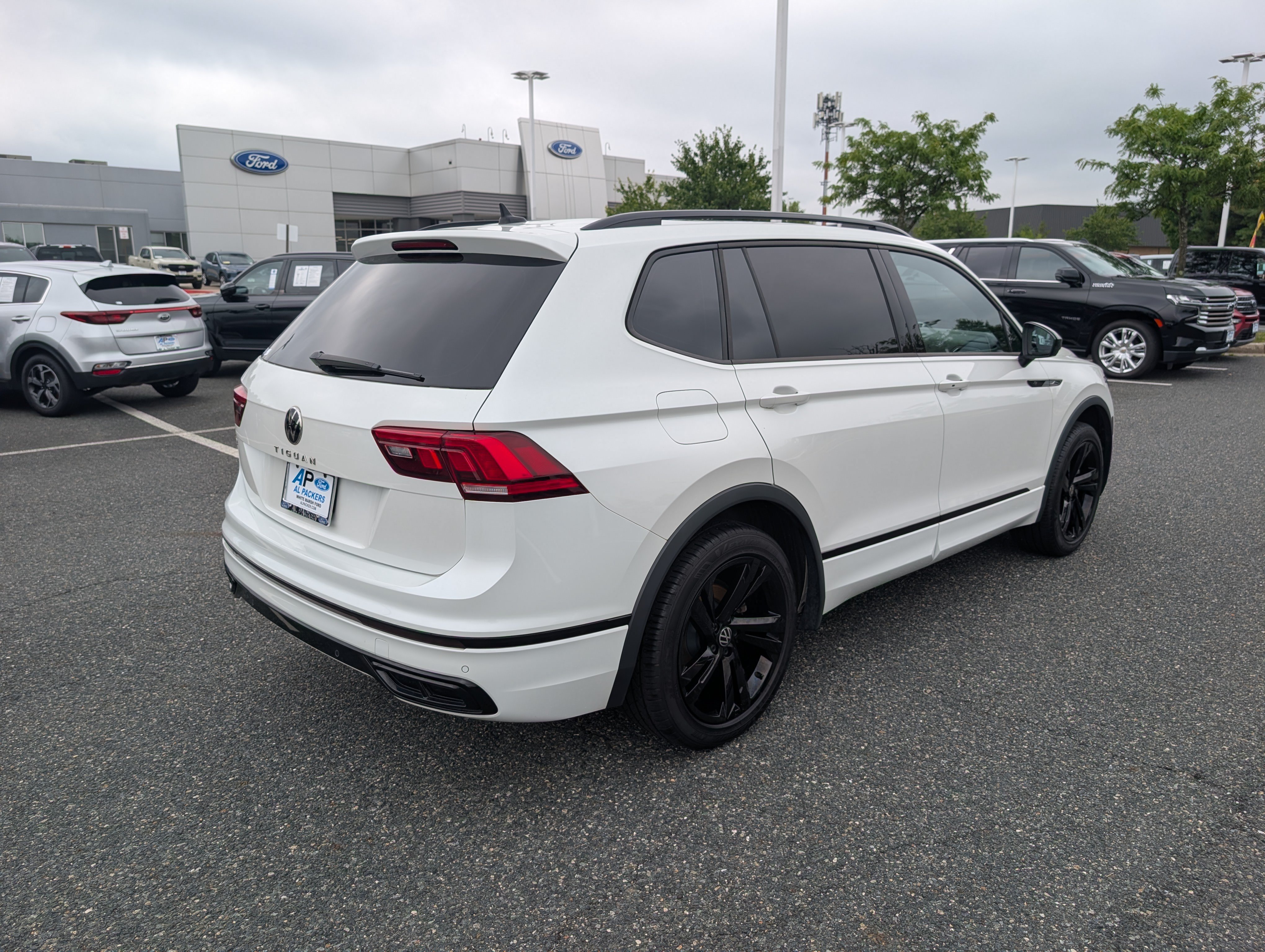 Used 2023 Volkswagen Tiguan SE R-Line FWD image 3