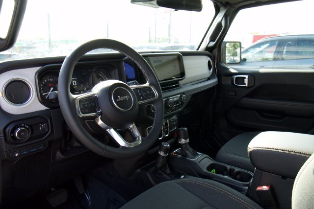 Used 2025 Jeep Wrangler Unlimited Sahara w/ Safety Group AWD/4WD image 14