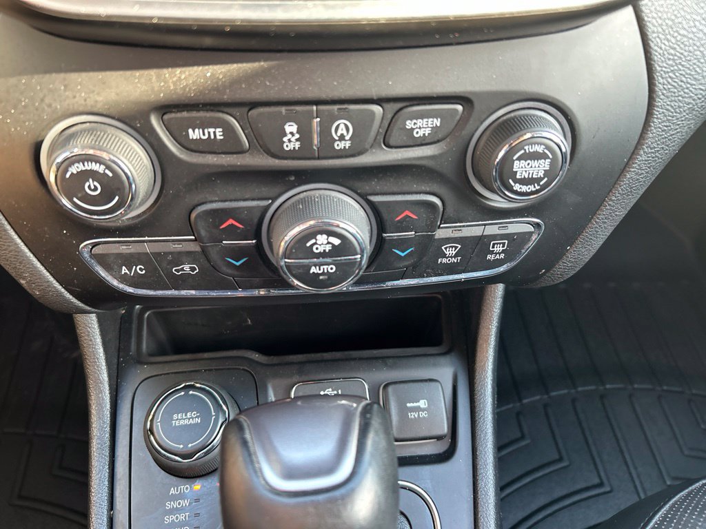 Used 2021 Jeep Cherokee Latitude Lux w/ Comfort/Convenience Group AWD/4WD image 14