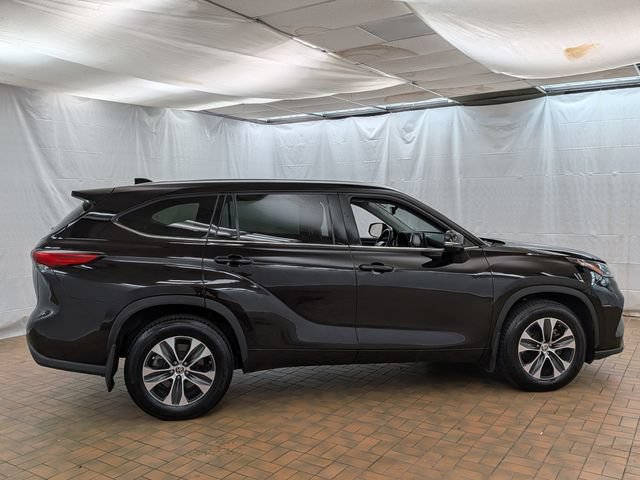 Used 2021 Toyota Highlander XLE AWD/4WD image 8