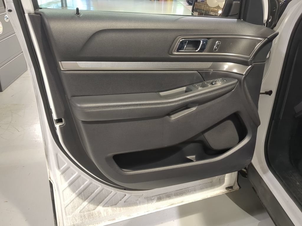 Certified 2018 Ford Explorer XLT w/ Equipment Group 201A AWD/4WD image 16