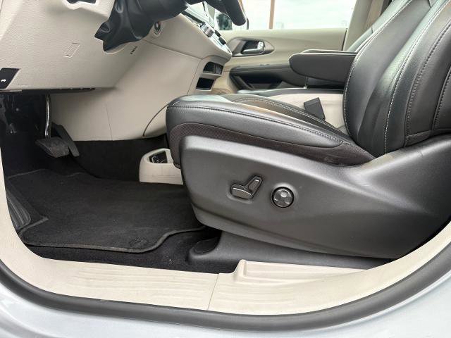 Used 2024 Chrysler Pacifica Touring-L image 13