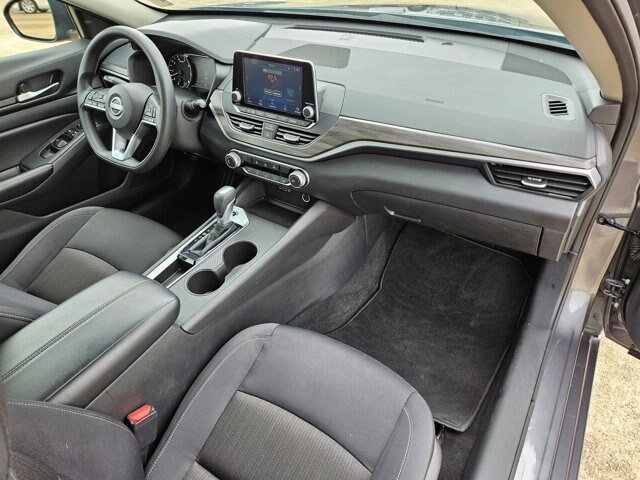 Used 2025 Nissan Altima 2.5 SV FWD image 31