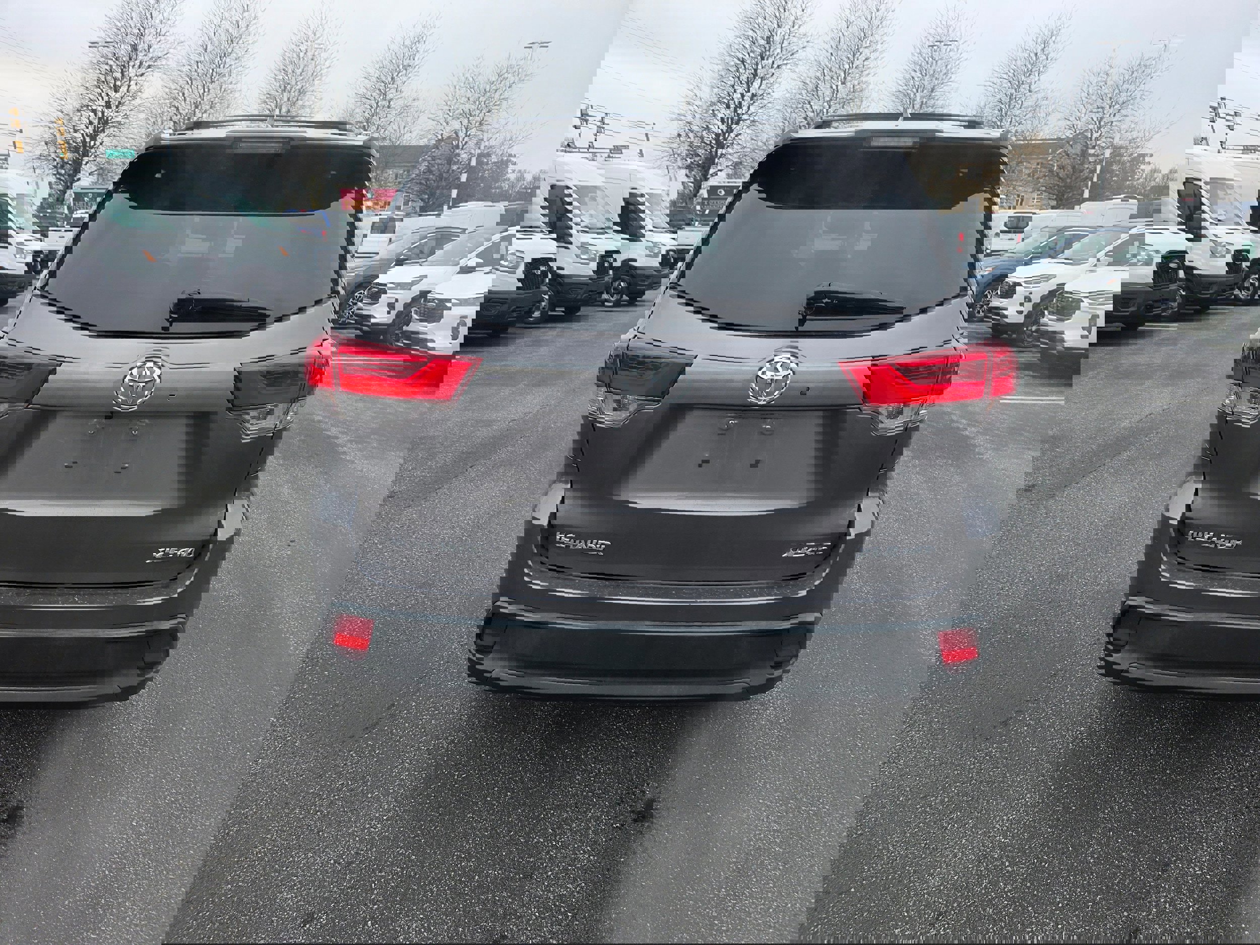 Used 2019 Toyota Highlander SE image 3