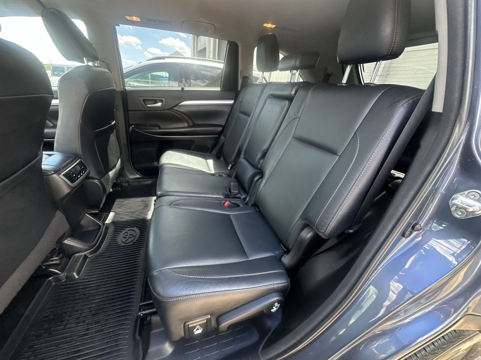 Used 2018 Toyota Highlander XLE AWD/4WD image 32