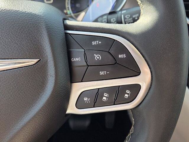 Used 2023 Chrysler Pacifica Touring-L FWD image 28