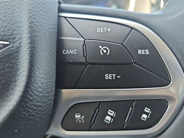 Used 2024 Chrysler Pacifica Touring-L FWD image 18