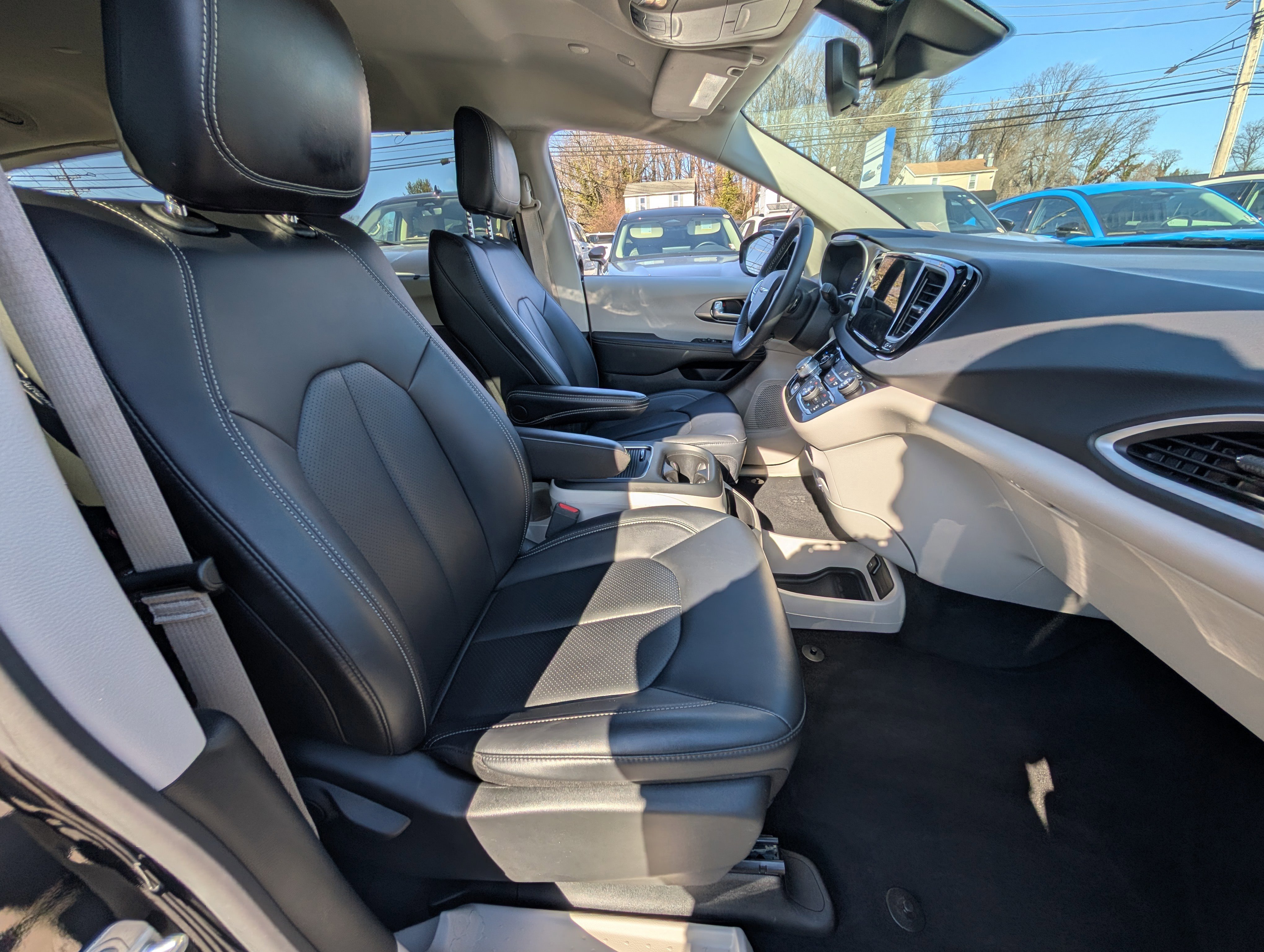 Used 2024 Chrysler Pacifica Touring-L image 12