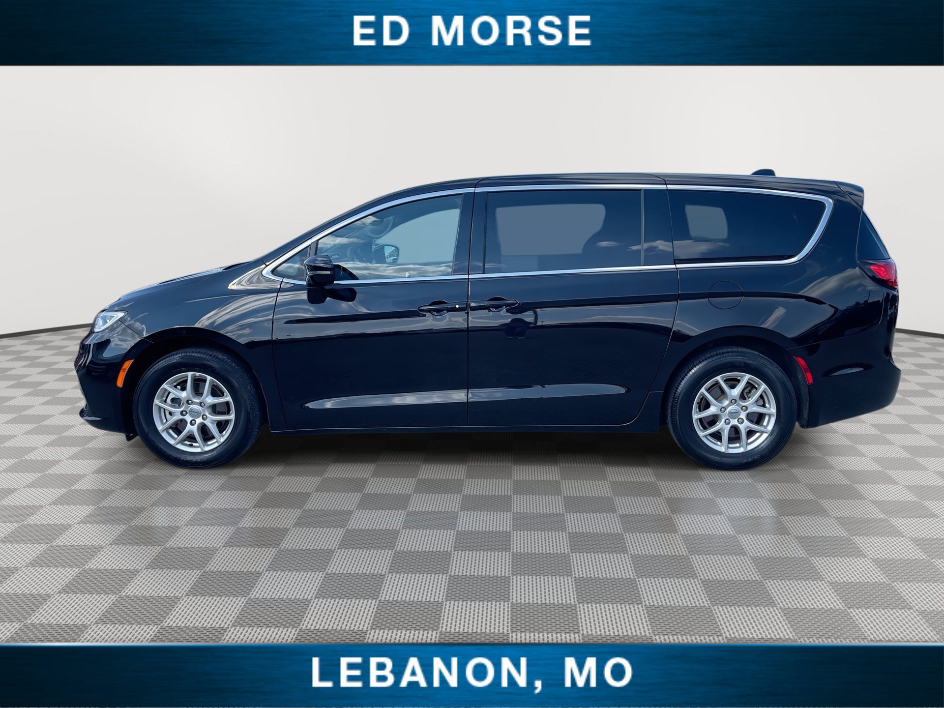 Used 2025 Chrysler Pacifica Select FWD image 5
