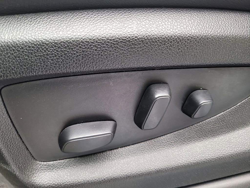 Used 2020 GMC Yukon Denali w/ Denali Premium Package image 12