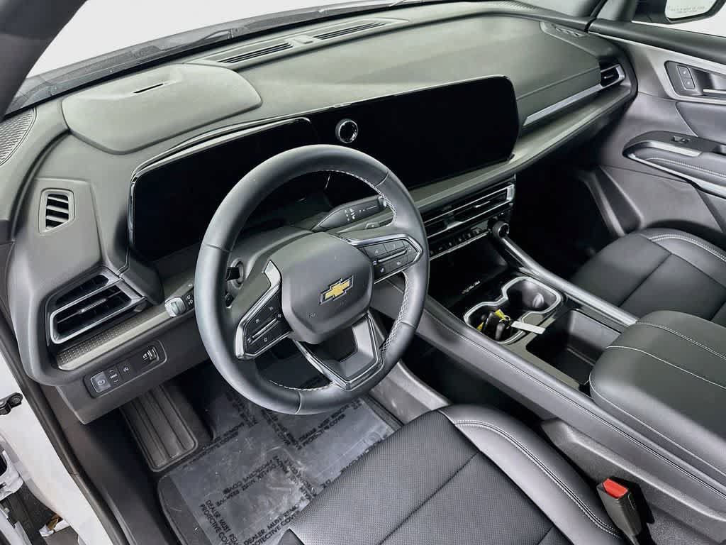 Used 2025 Chevrolet Traverse LT w/ Driver Confidence Package FWD image 2