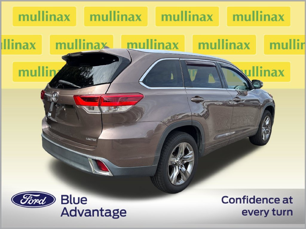 Used 2019 Toyota Highlander Limited Platinum FWD image 2