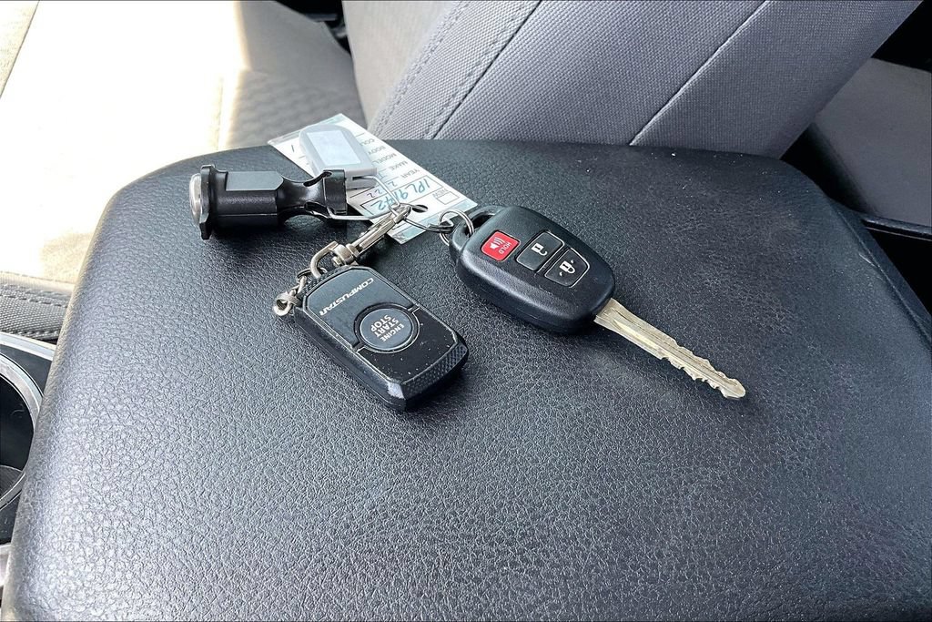 Used 2022 Toyota Tacoma SR5 AWD/4WD image 11
