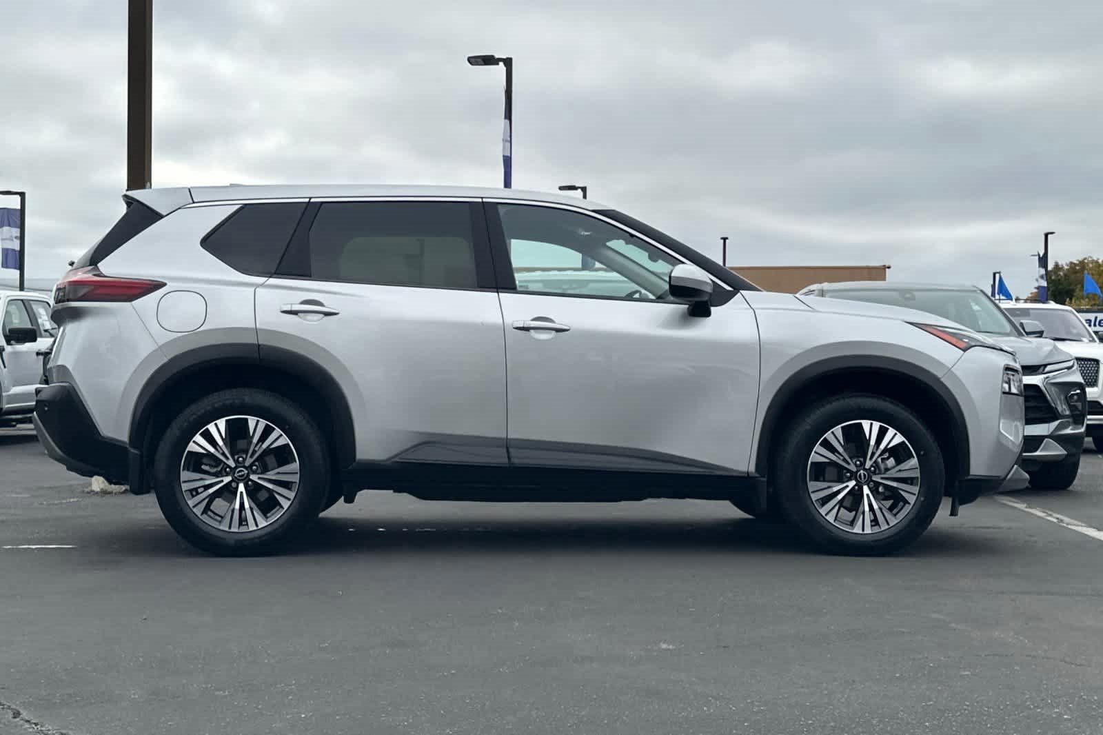 Used 2023 Nissan Rogue SV image 6