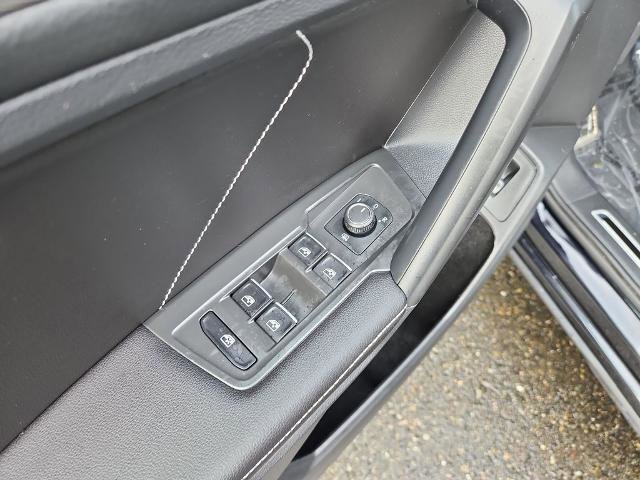 Used 2024 Volkswagen Tiguan SE R-Line image 20