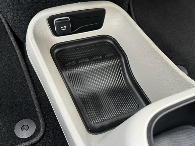 Used 2023 Chrysler Pacifica Touring-L image 36