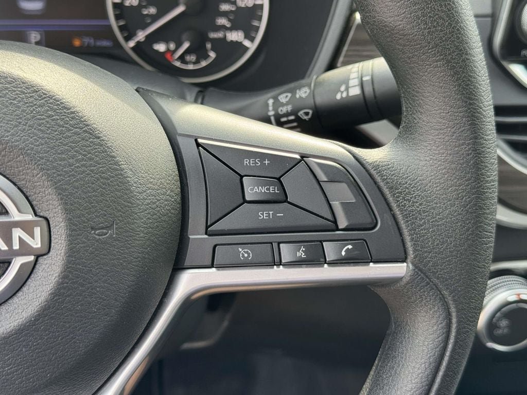 Used 2025 Nissan Altima 2.5 SV FWD image 13