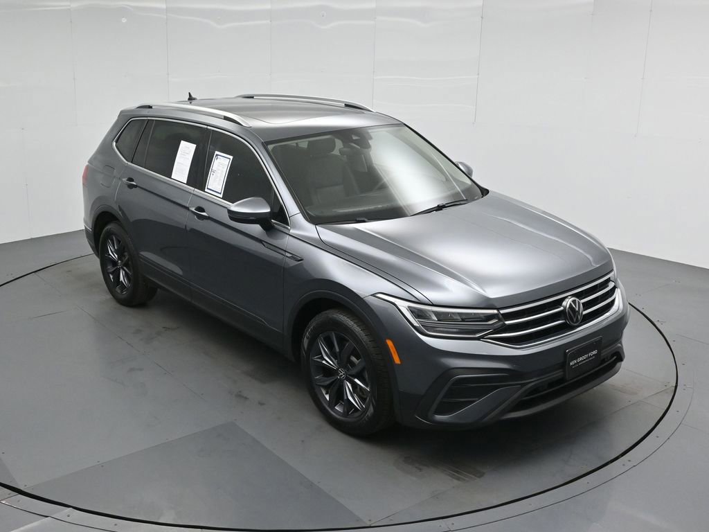 Used 2023 Volkswagen Tiguan SE w/ Panoramic Sunroof Package image 4