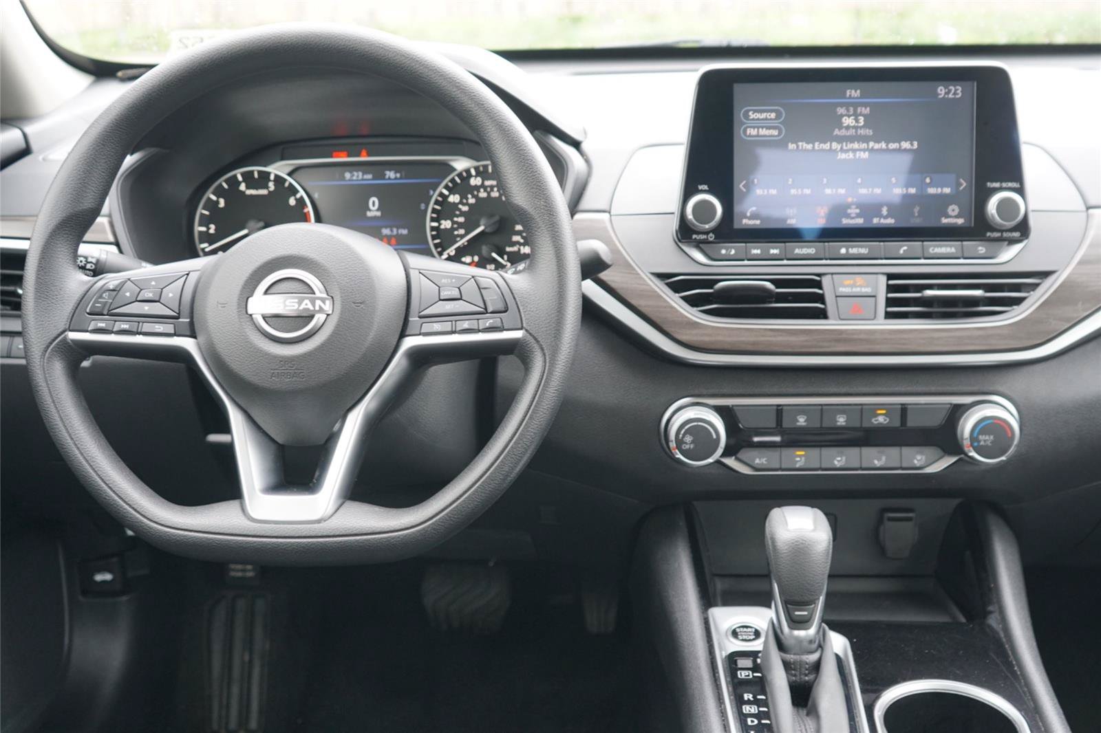 Used 2024 Nissan Altima 2.5 SV FWD image 25