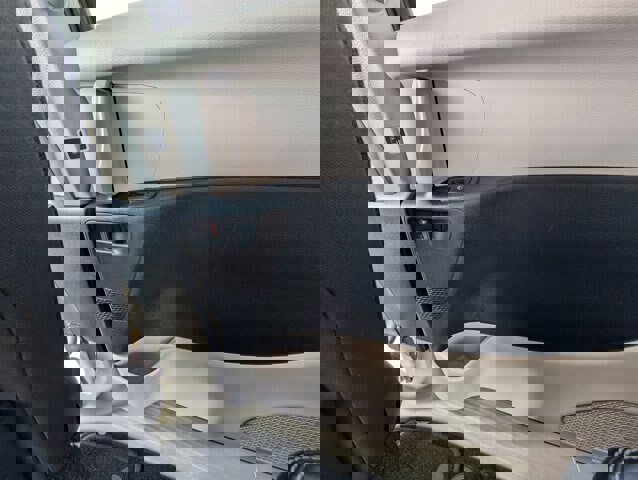 Used 2023 Chrysler Voyager LX image 27