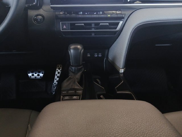 Used 2025 Toyota Camry SE FWD image 4
