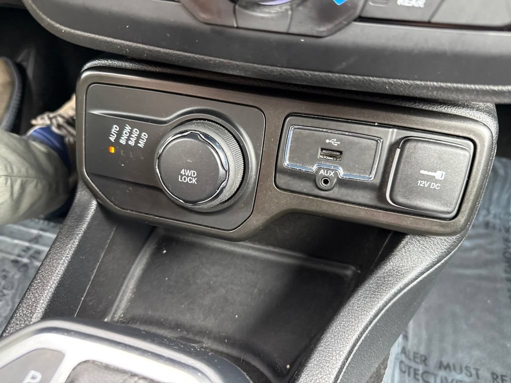 Used 2020 Jeep Renegade Latitude w/ Cold Weather Group AWD/4WD image 26
