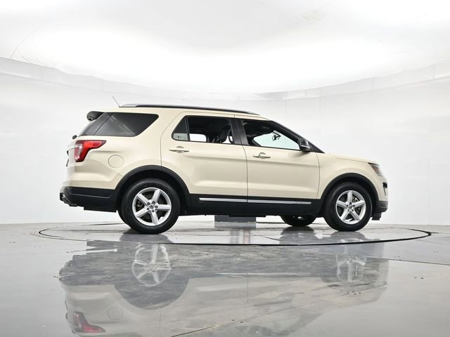 Certified 2018 Ford Explorer XLT w/ Equipment Group 202A FWD image 34