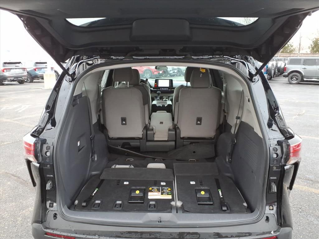Used 2022 Toyota Sienna LE image 28
