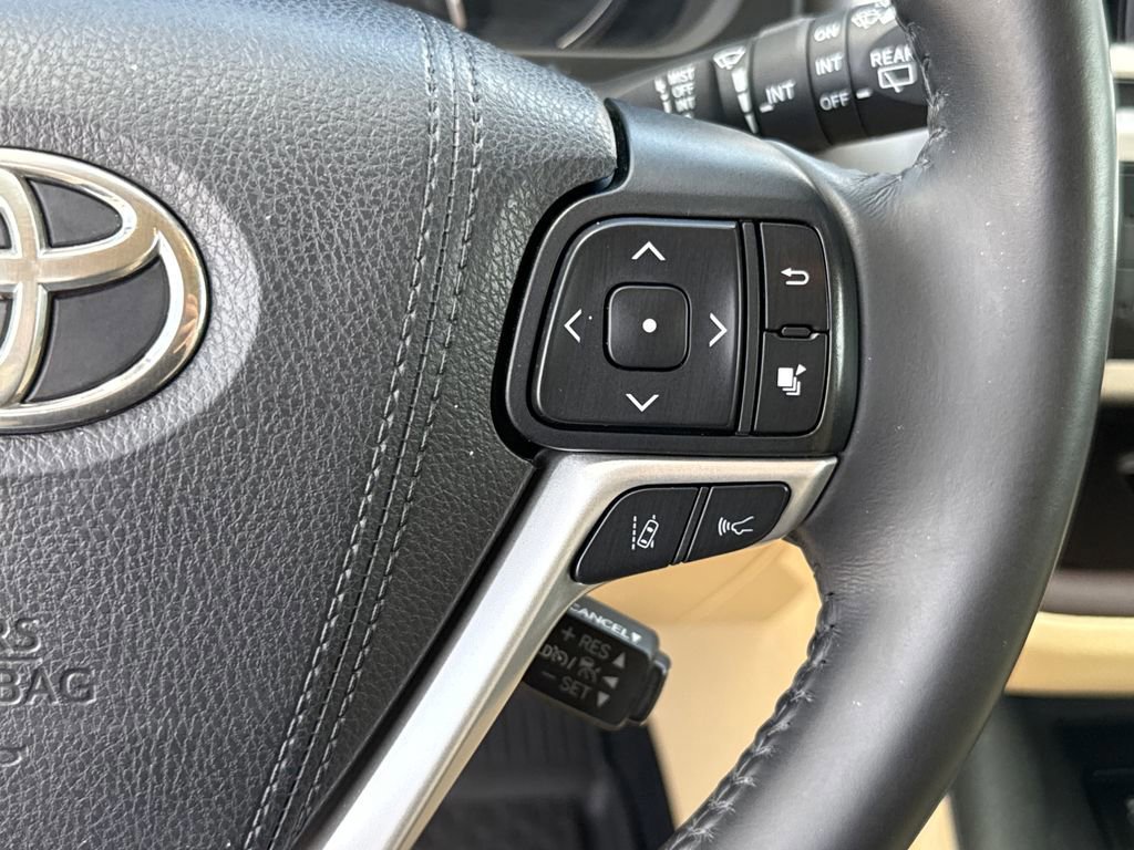 Used 2019 Toyota Highlander XLE AWD/4WD image 17