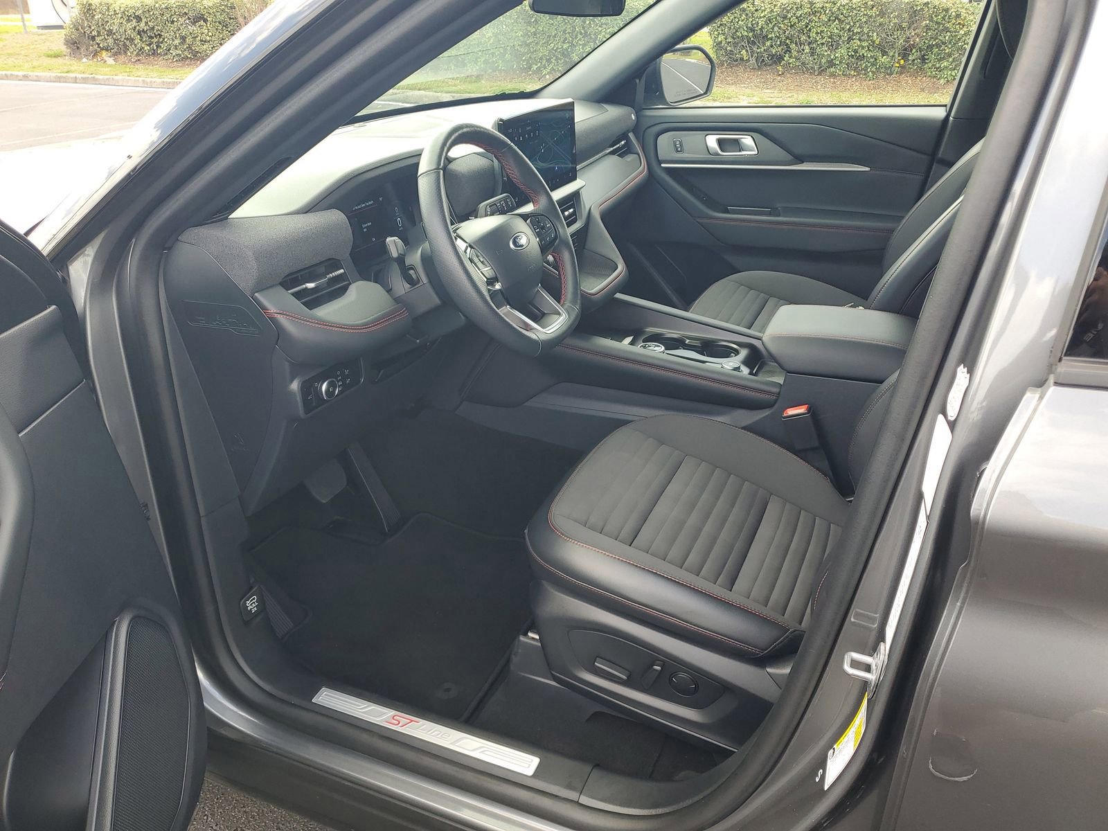 Certified 2025 Ford Explorer ST-Line w/ ST-Line Street Pack image 17